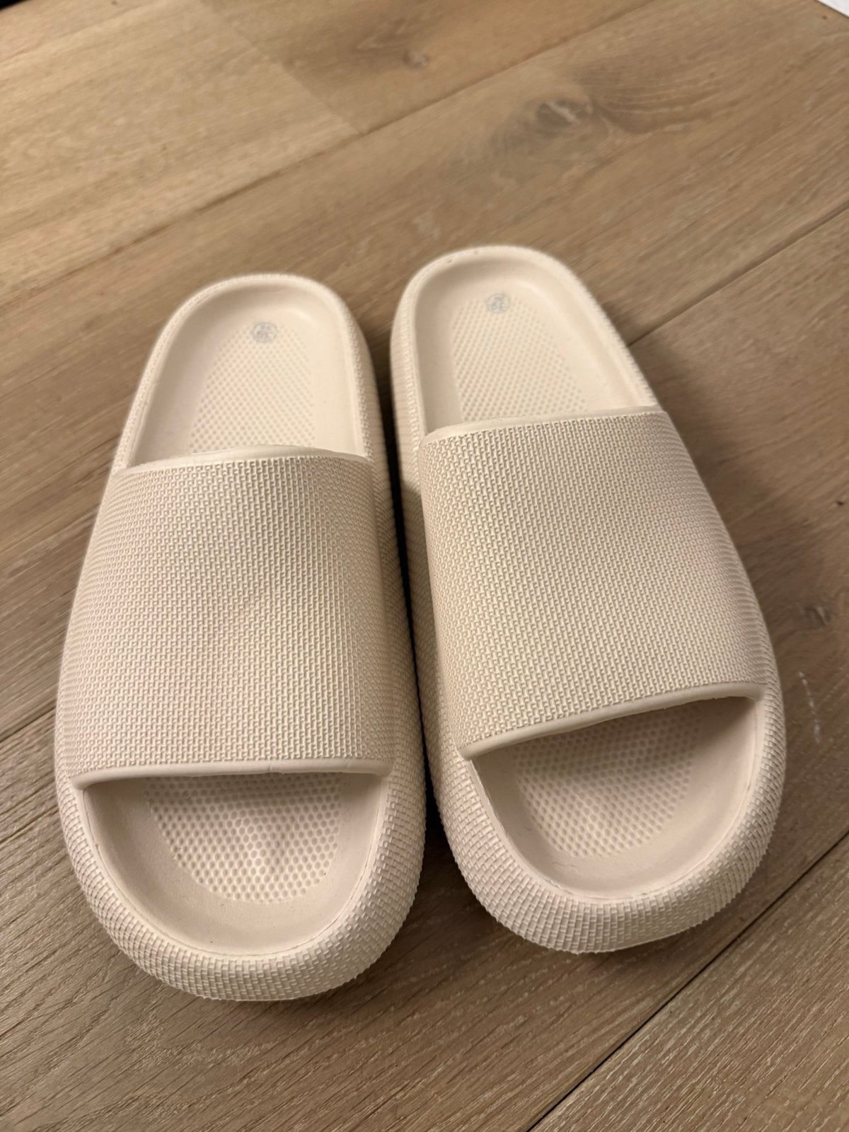 Nieuwe dames slippers maat 39, Slippers, Beige, Nieuw, Ophalen of Verzenden