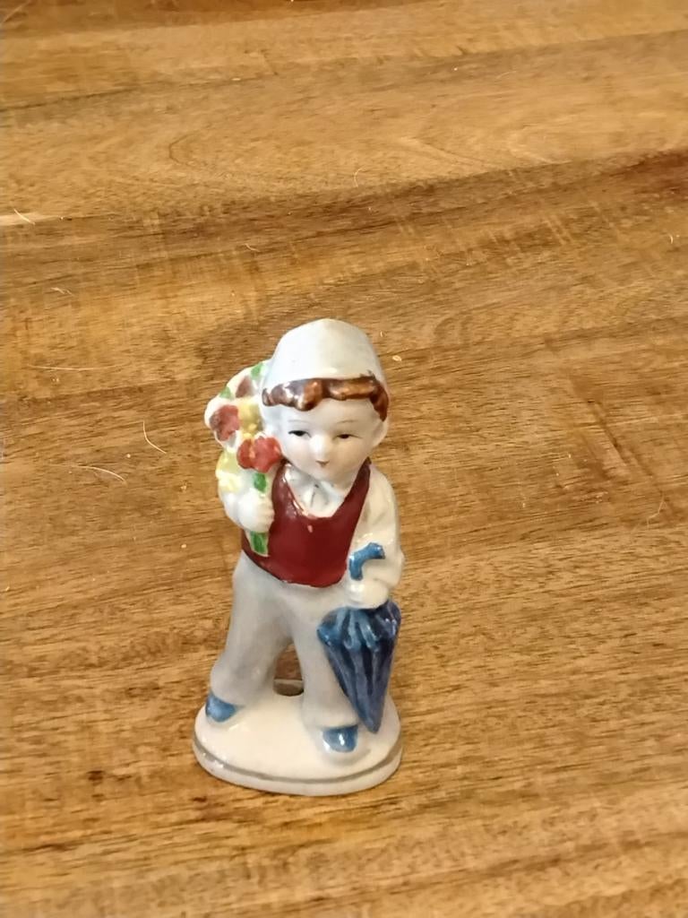 Vintage beeldje jongen met bloemen en paraplu, Ophalen of Verzenden, Gebruikt, Mens