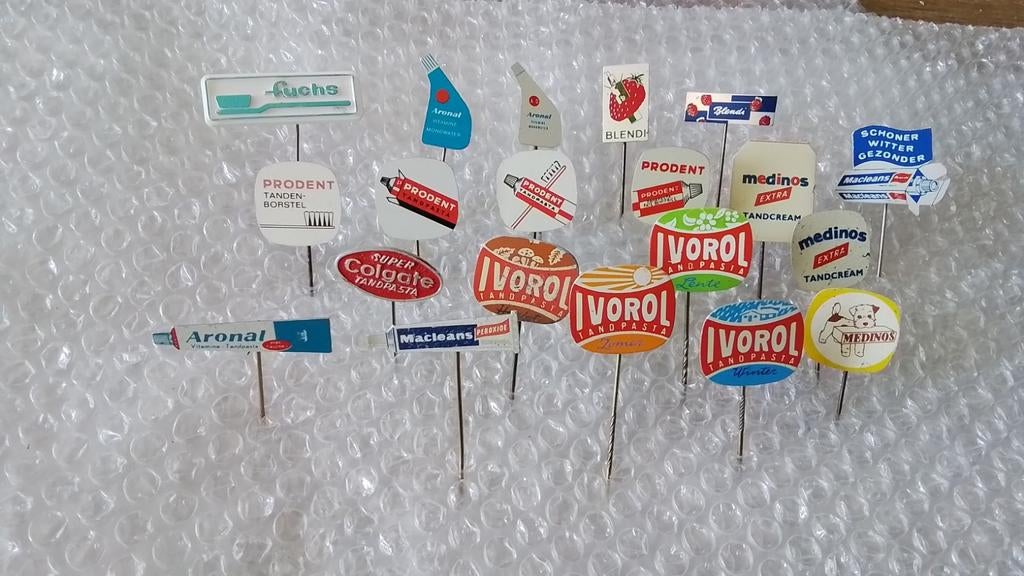 20 verschillende speldjes tandpasta, Verzamelen, Speldjes, Pins en Buttons, Ophalen of Verzenden