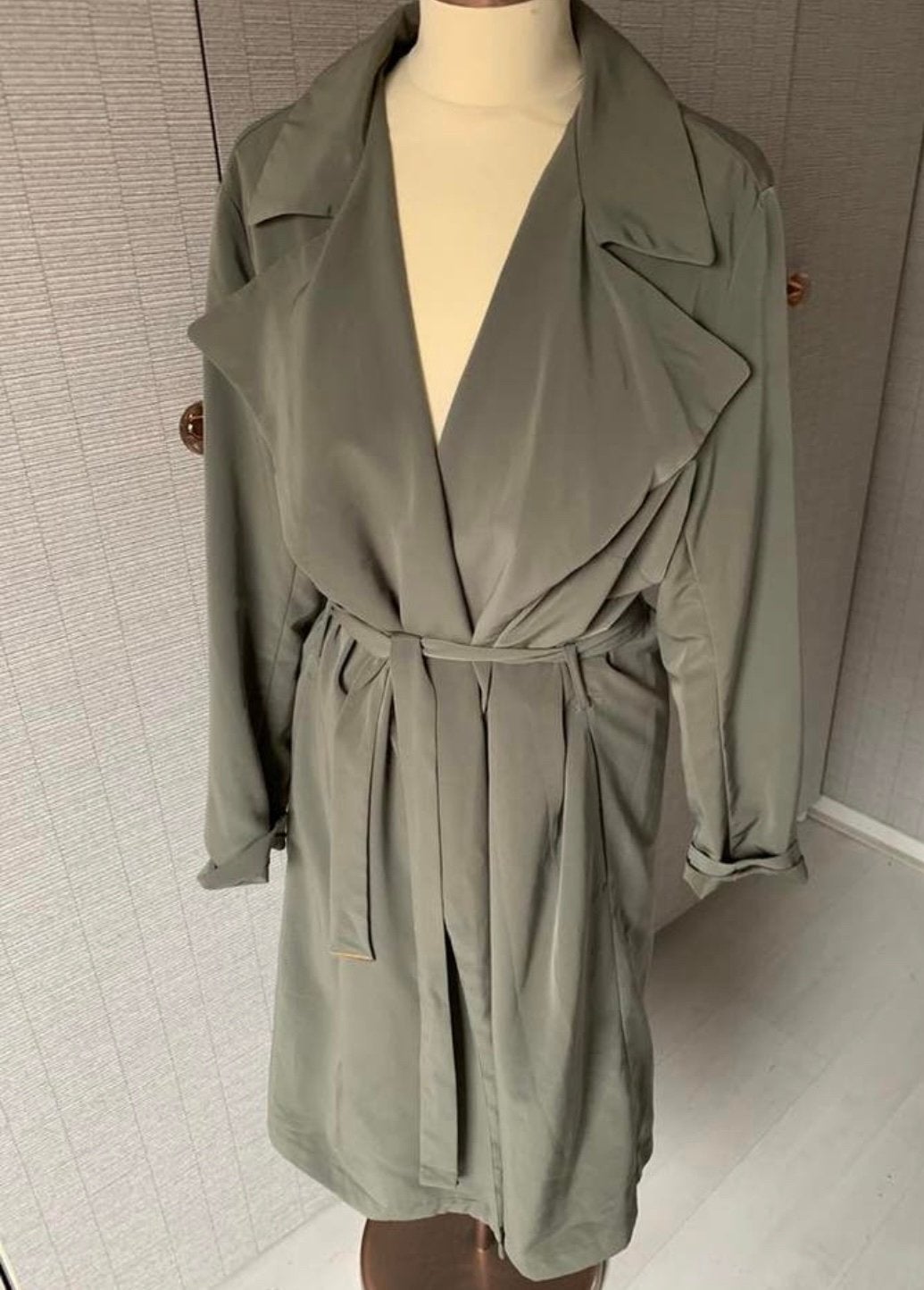 Mosgroene trenchcoat van H&M maat L, Ophalen of Verzenden, Zo goed als nieuw, Maat 42/44 (L), Groen