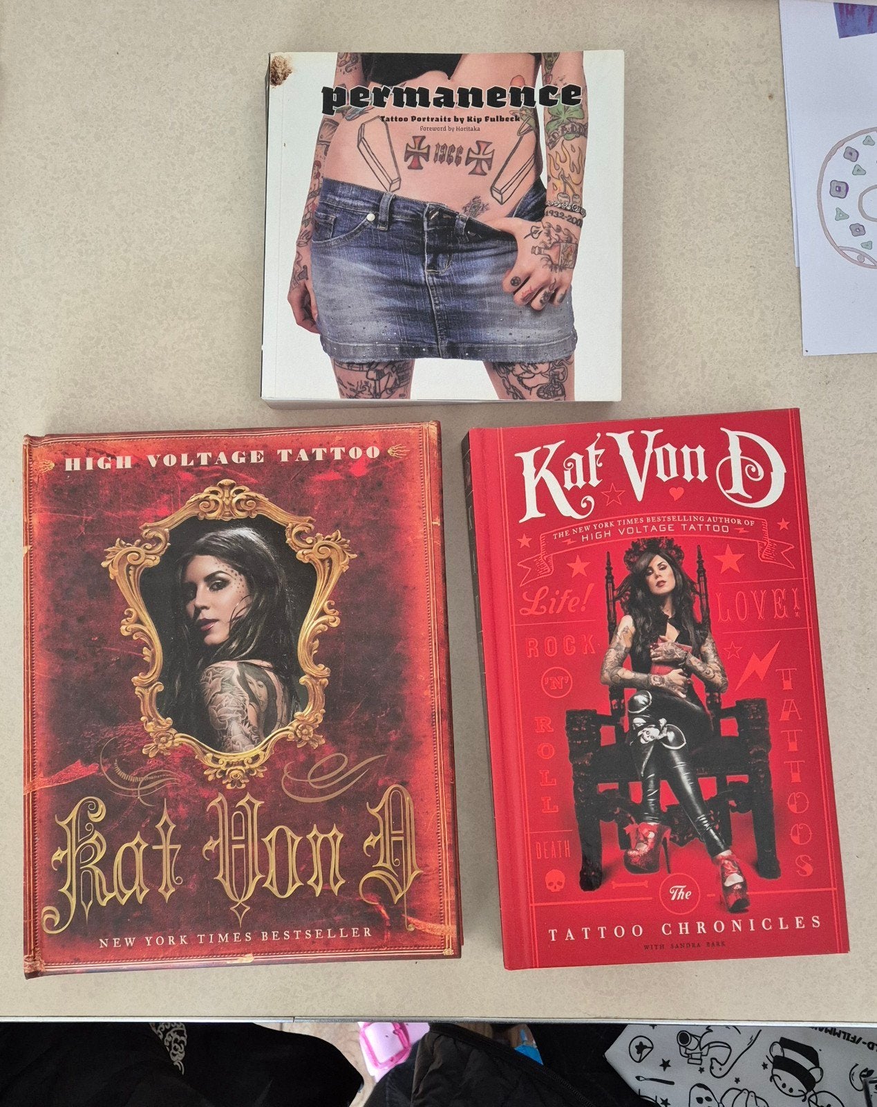 Tattoo boeken: Kat Von D & Permanence, Boeken, Ophalen of Verzenden, Zo goed als nieuw, Kat Von D, Kip Fulbeck, Amerika