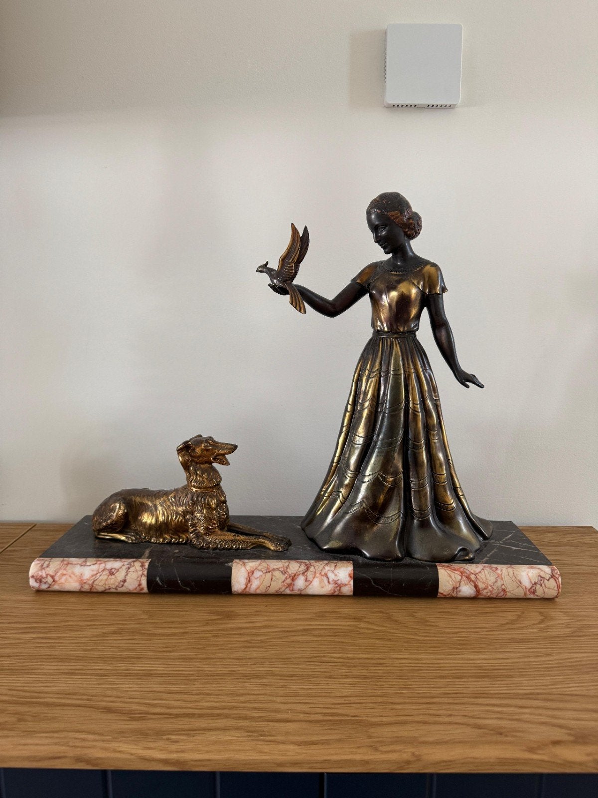 Art Deco Bronzen Beeld: Dame met Hond en Vogel op Marmer, Art deco, Gepatineerd, Ophalen of Verzenden, Brons