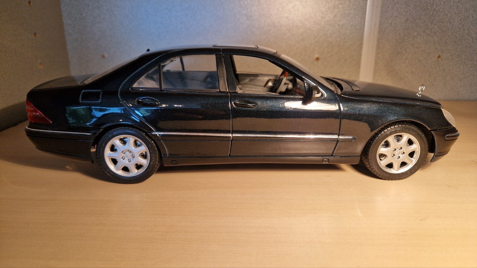 Mercedes S500 W220 modelauto - Zwart, gedetailleerd, Hobby en Vrije tijd, Modelauto's | 1:18, Ophalen of Verzenden