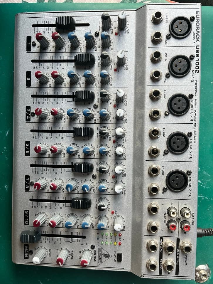 Behringer Eurorack UBB1002 Mixer - 10-kanaals, Muziek en Instrumenten, Mengpanelen, Gebruikt, 5 tot 10 kanalen, Microfooningang