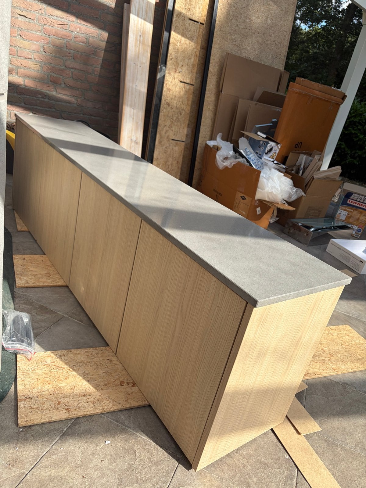 Strak dressoir, houten deuren, licht grijs stenen blad, Huis en Inrichting, Kasten | Dressoirs, Ophalen, 150 tot 200 cm, Eikenhout
