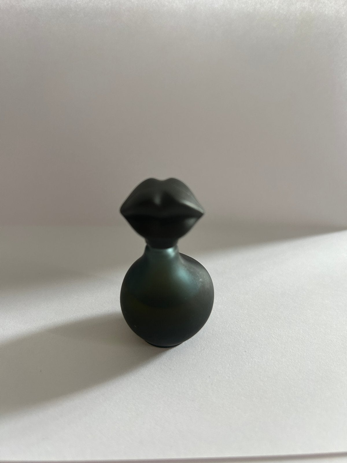 Salvador Dalí Parfum Miniatuur - Zwarte Lippen, Verzamelen, Ophalen of Verzenden, Zo goed als nieuw