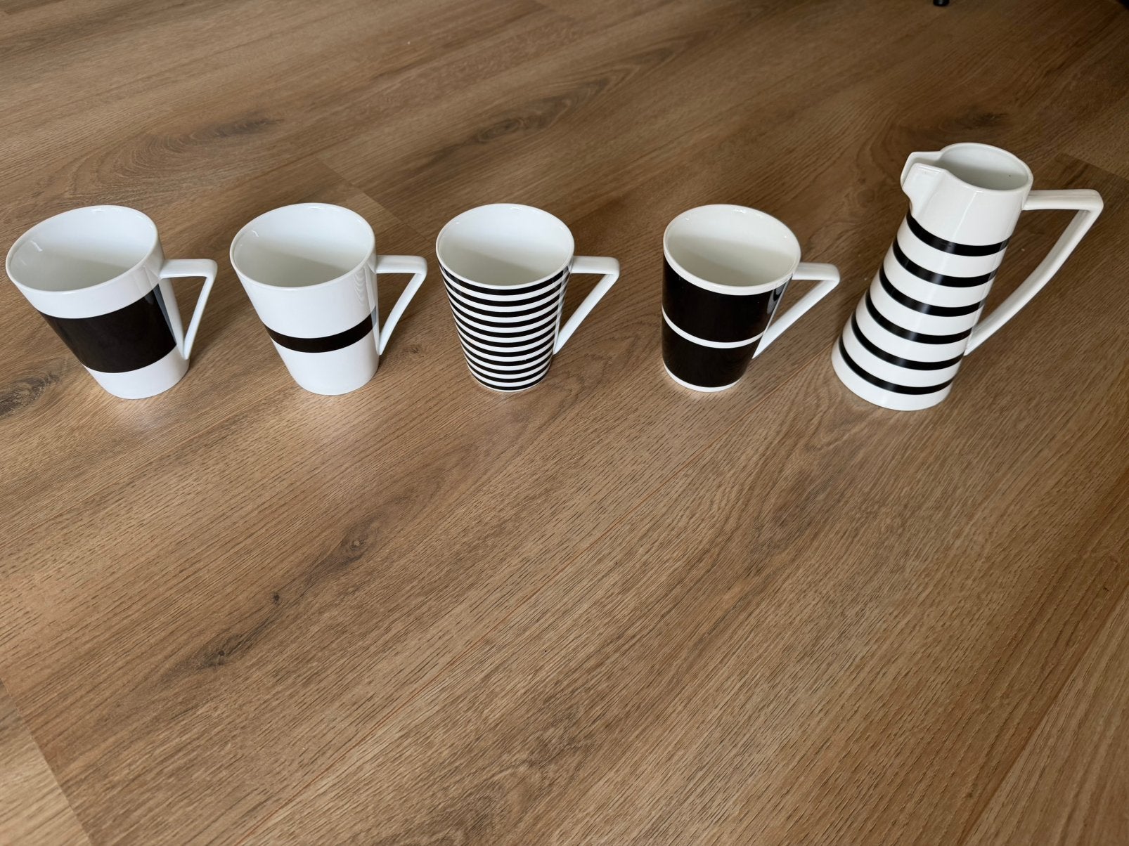 Salt & Pepper - Set van 5 zwart-witte mokken met houder, Overige typen, Ophalen of Verzenden, Zo goed als nieuw, Steen/keramiek