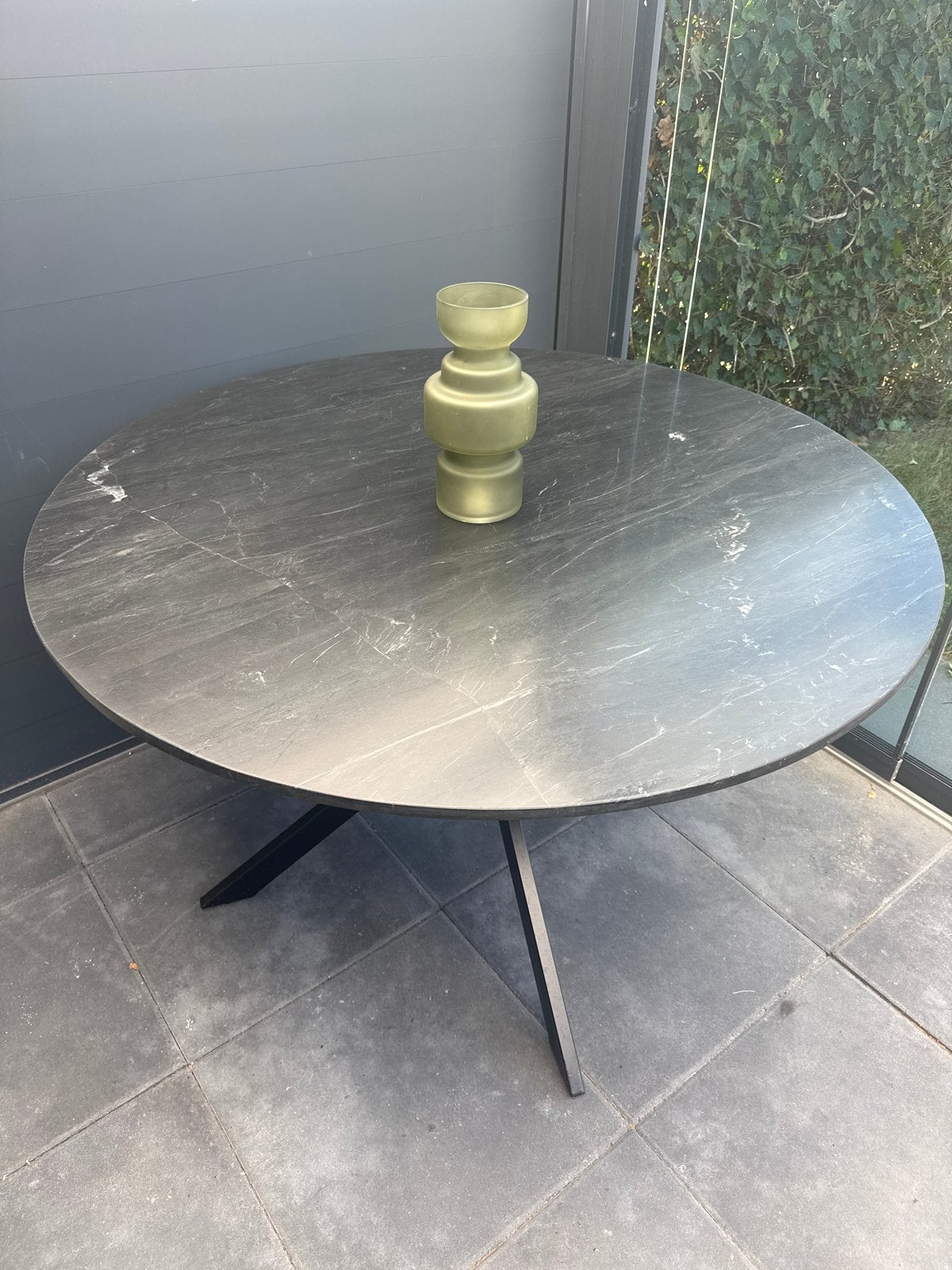 Ronde eettafel met uniek zwart marmeren blad, 130cm, Huis en Inrichting, Ophalen, Gebruikt, 100 tot 150 cm, Rond