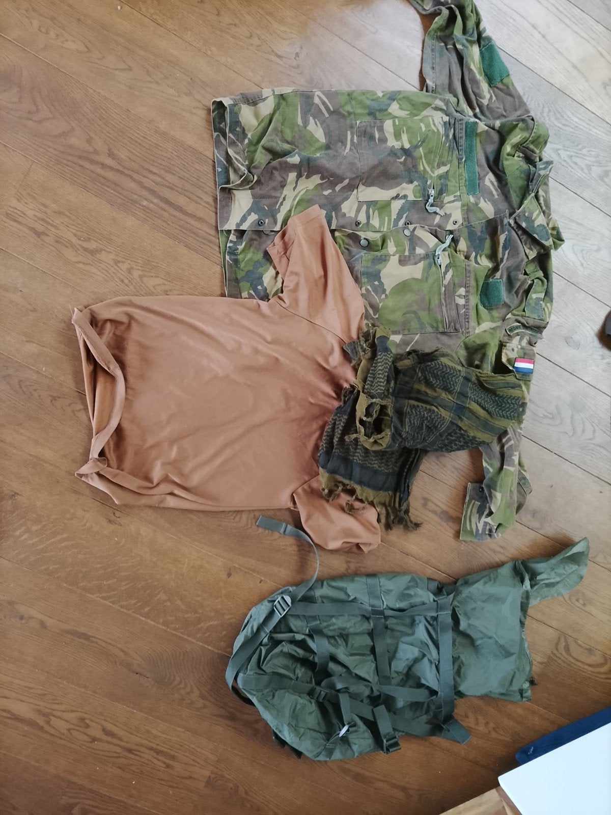 3 tasjes met militaire kledij in een waterdicht tasje, Ophalen of Verzenden, Landmacht, Nederland, Overige typen
