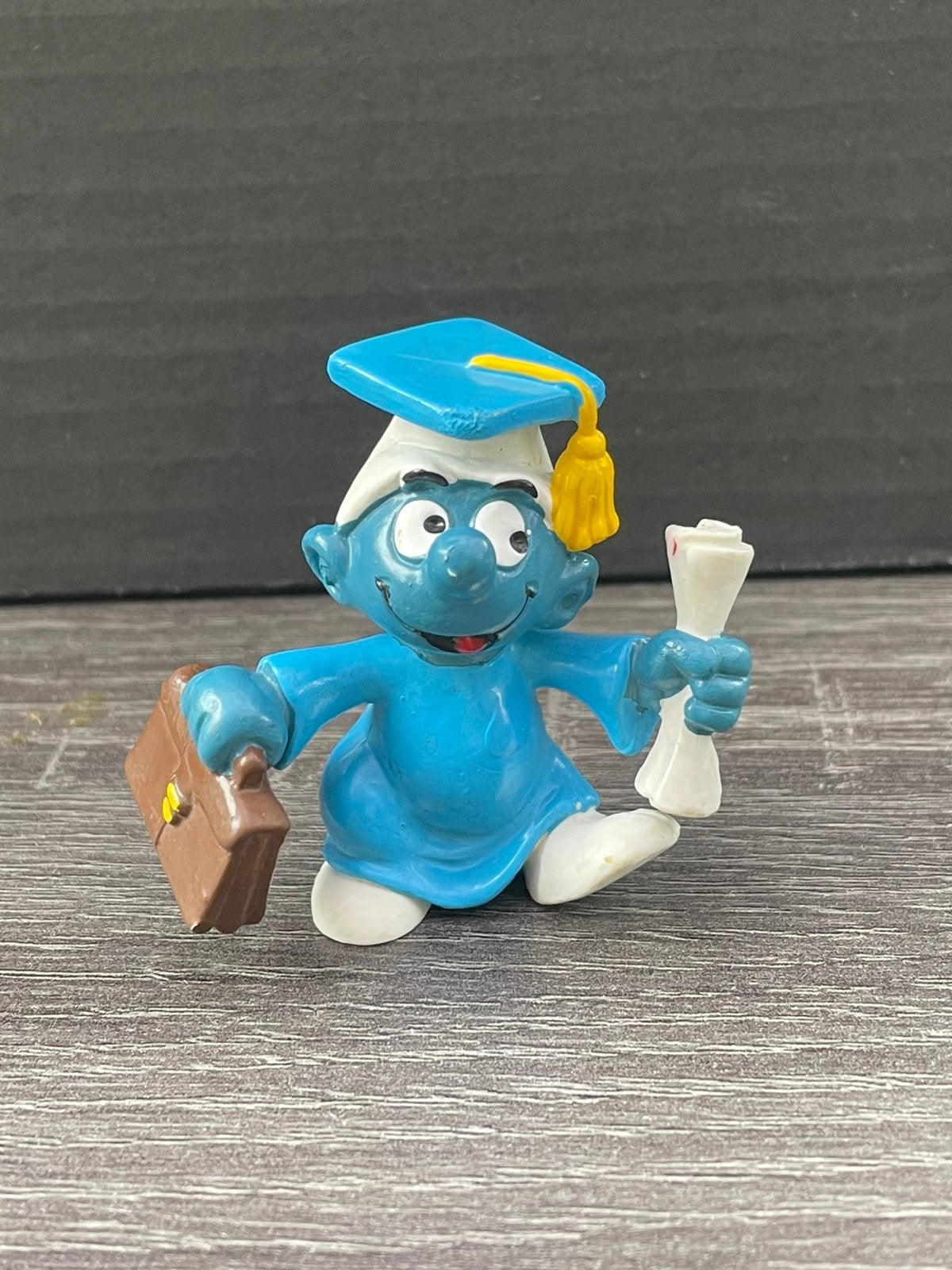 Smurf afgestudeerd met diploma en aktetas - Vintage figuur, Ophalen of Verzenden, Gebruikt, Overige Smurfen, Poppetje, Figuurtje of Knuffel