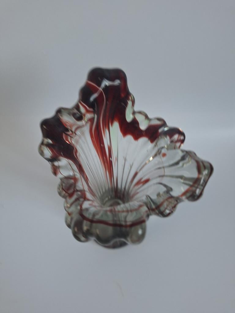 Murano krulvaasje.
Blank met rood glas
17,5 x 8 cm
450 gram, Antiek en Kunst, Antiek | Vazen, Ophalen of Verzenden