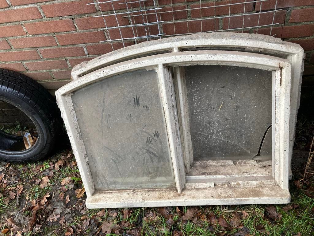 Betonnen stalraam met glas, Doe-het-zelf en Verbouw, Ophalen, Gevelraam of Ruit, Gebruikt, Minder dan 80 cm