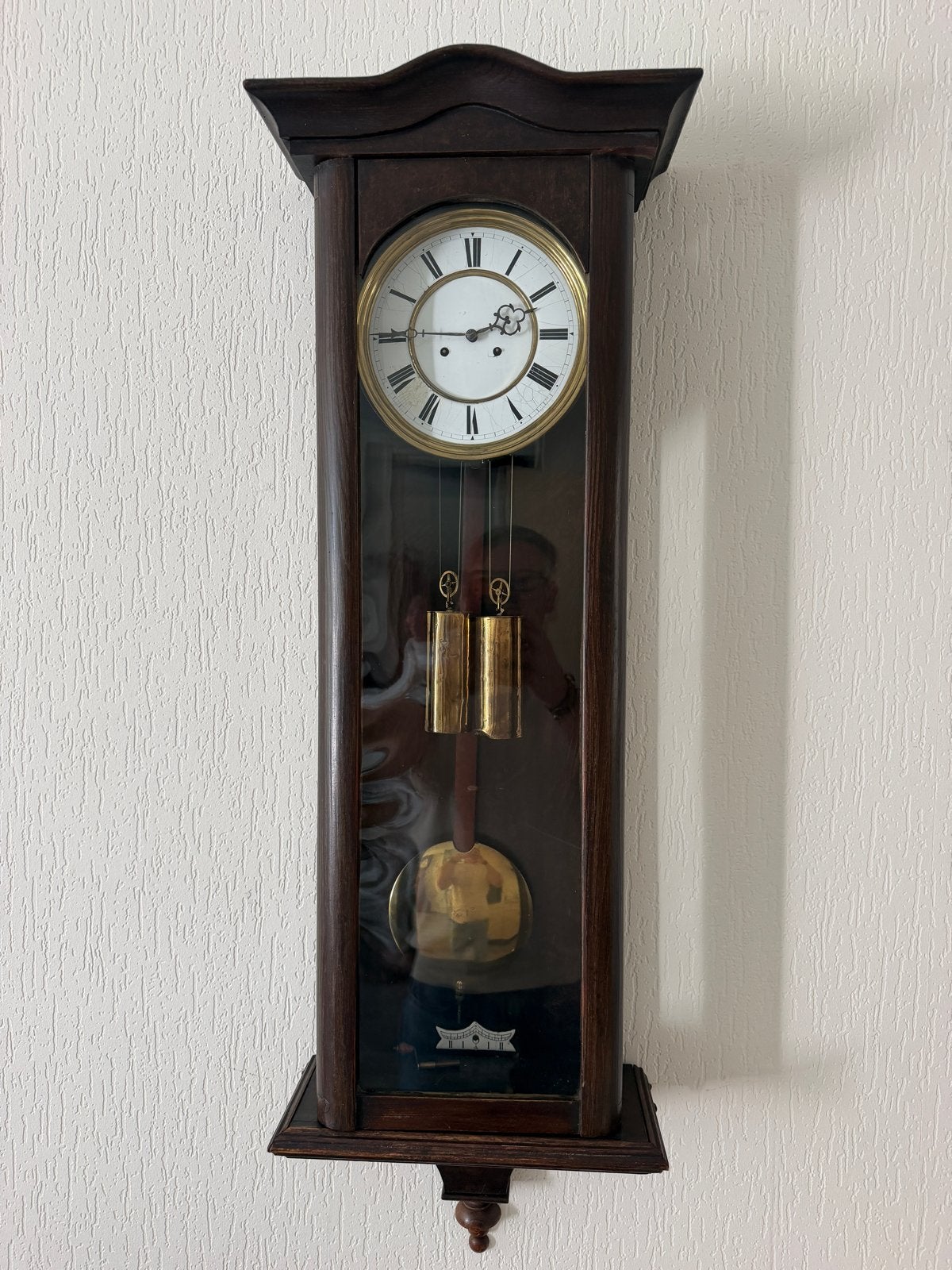 Antieke wandklok met slinger en gewichten, Ophalen