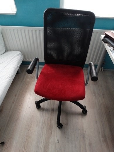 Bureaustoel van Ikea. evt een wit bureu erbij., Ophalen of Verzenden, Zo goed als nieuw, Rood, Bureaustoel