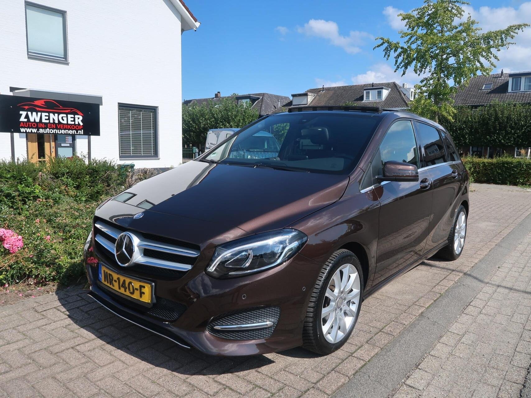 Mercedes B-klasse 180 Sport AUT F-1 PANORAMADAK|TREKHAAK|MEM, Auto's, 1325 kg, Gebruikt, 4 cilinders, Bruin