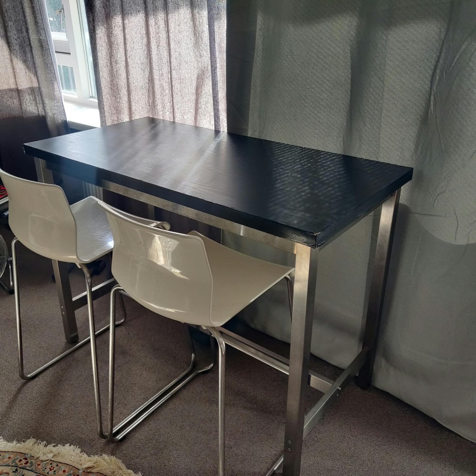 Bar tafel met 2 witte kruk, Huis en Inrichting, Tafels | Eettafels, Ophalen of Verzenden, Zo goed als nieuw, Rechthoekig, 50 tot 100 cm