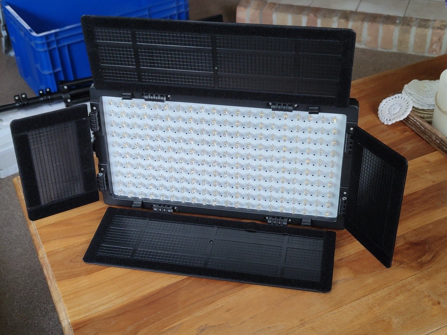 Twee LED video lampen 45 x 25 cm met statieven., Ophalen of Verzenden, Gebruikt, Video