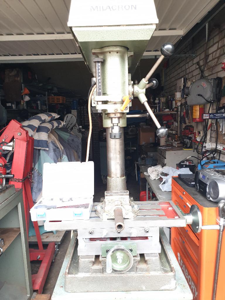 CINCINNATI MILACRON BOOR/FREESMACHINE, Ophalen, Zo goed als nieuw, Metaaldraaibank