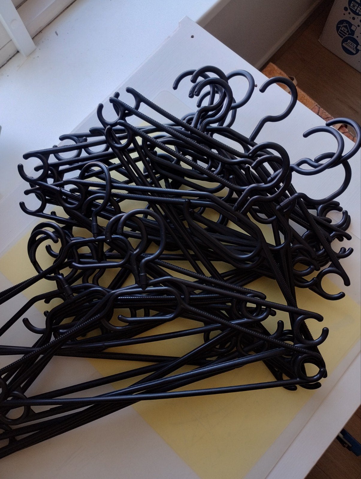24 kleerhangers, Ophalen, Gebruikt, Kunststof