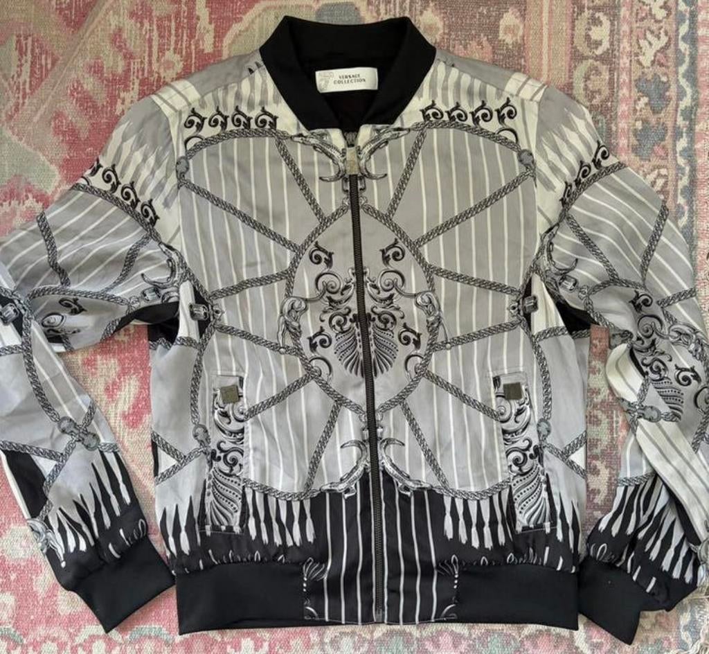 Versace bomber jack barok print grijs zwart, Ophalen of Verzenden, Zo goed als nieuw, Maat 48/50 (M), Grijs