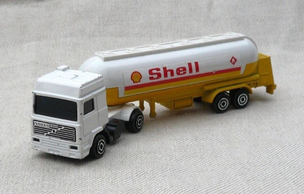 majorette france 324. Volvo f12 + tank oplegger shell. 1/100, Hobby en Vrije tijd, Ophalen of Verzenden, Gebruikt, Bus of Vrachtwagen