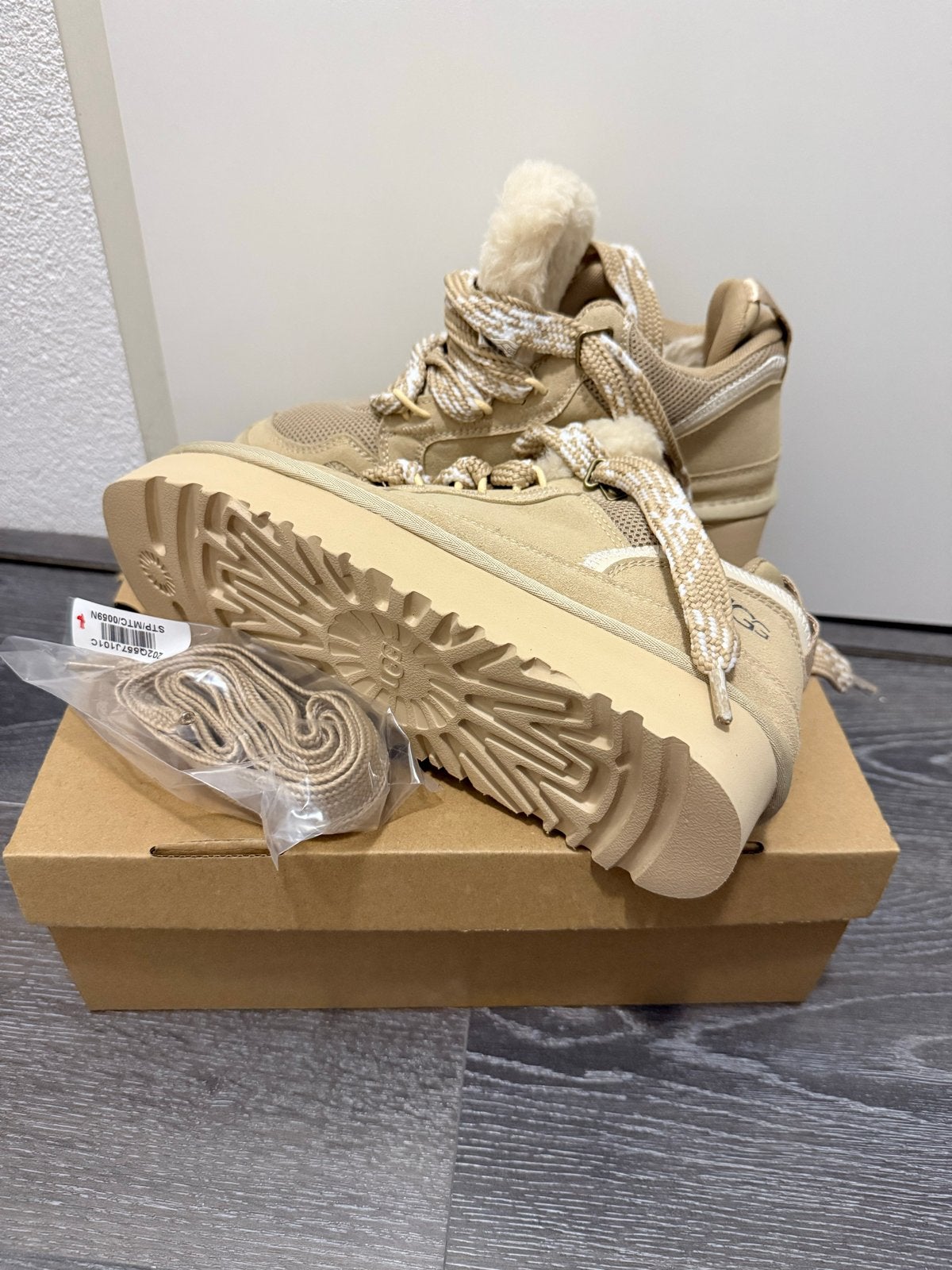UGG Sneakers maat 37 -, Kleding | Dames, Schoenen, Ophalen of Verzenden, Zo goed als nieuw, Beige, Sneakers of Gympen