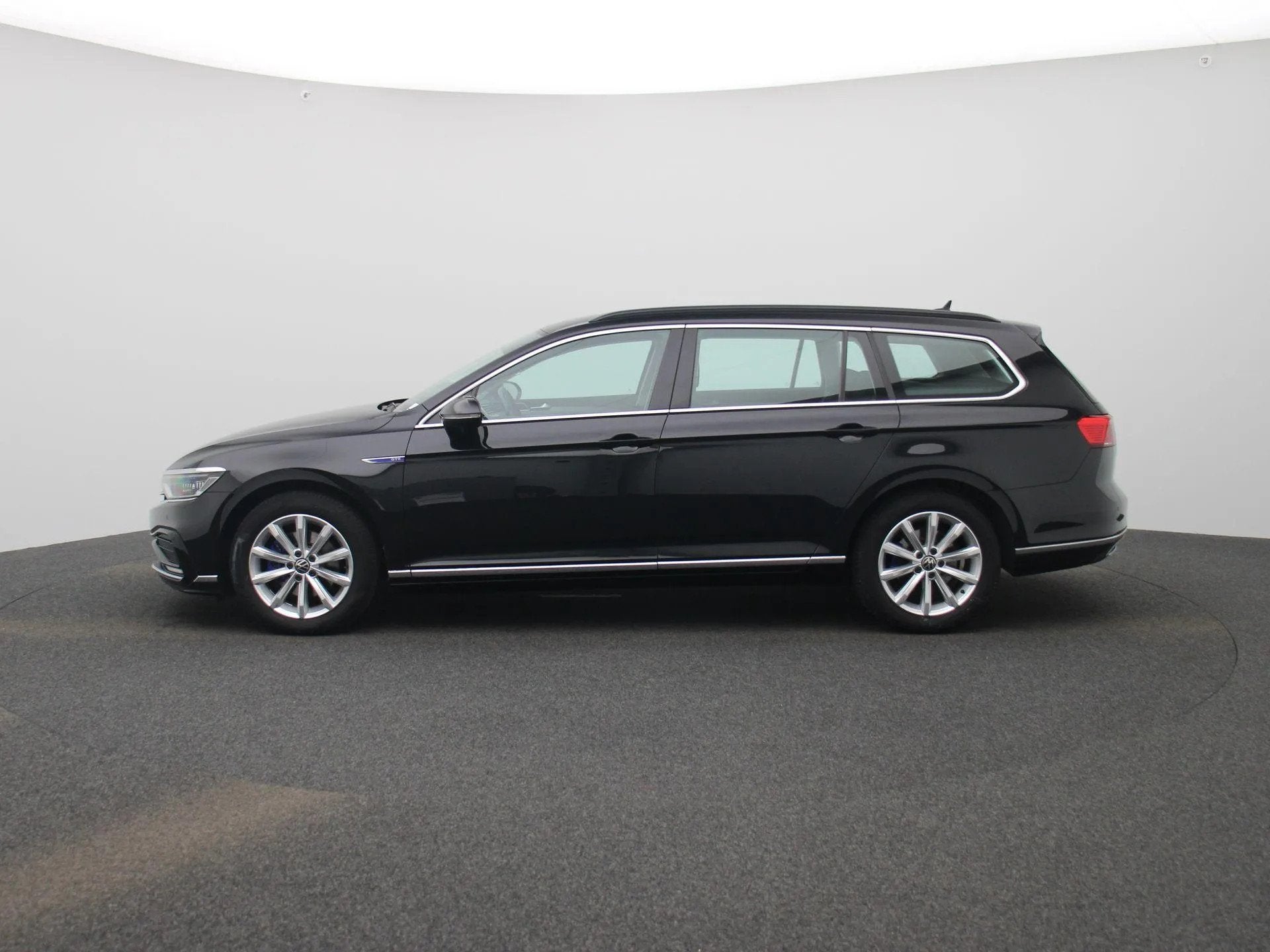Volkswagen Passat 1.4 TSI PHEV GTE Business (bj 2022), Gebruikt, Automatische klimaatregeling, 156 pk, Zwart