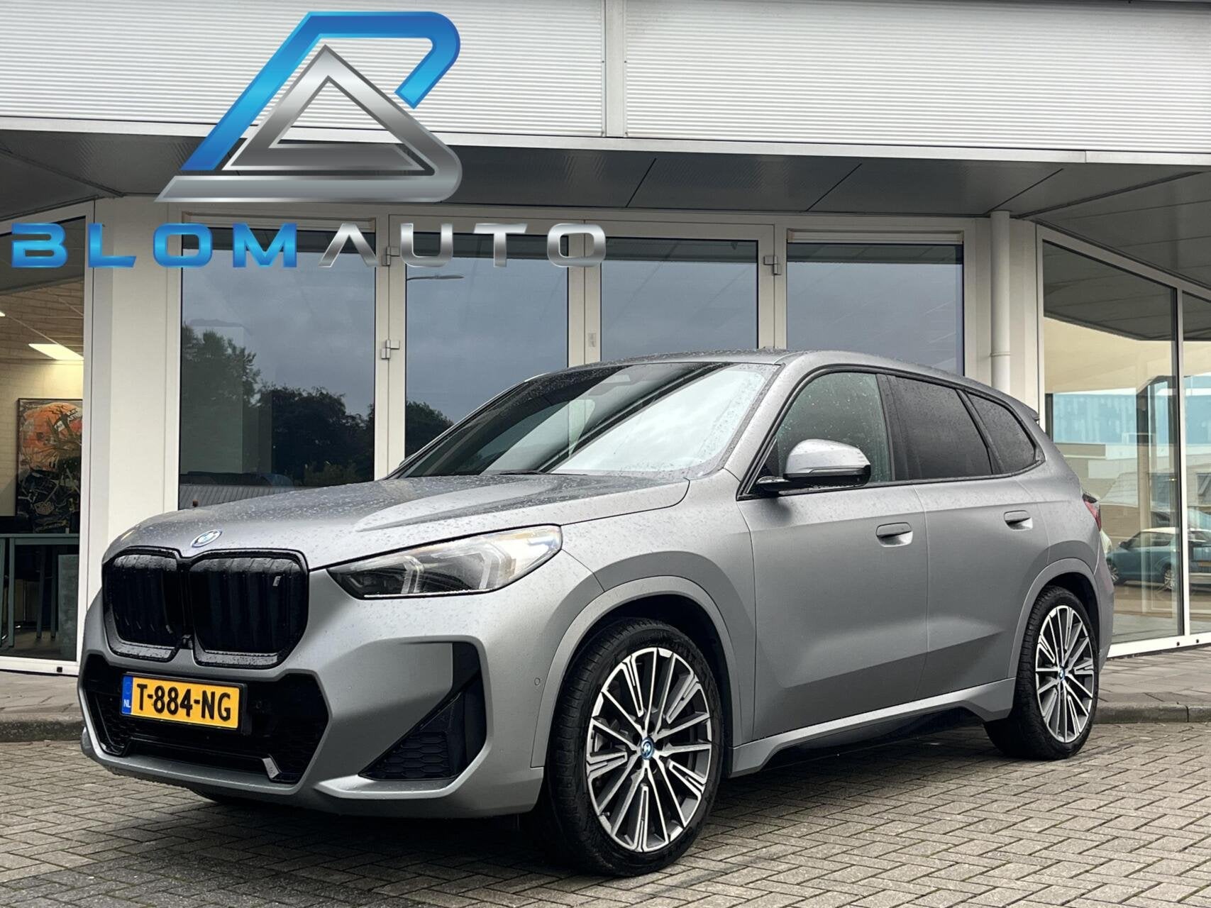 BMW iX1 xDrive30 67 kWh 313PK MSPORT MEMORY+TREKH+H&K+360CAM, Automaat, Zwart, Automatische klimaatregeling, Vierwielaandrijving