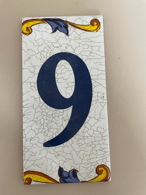 Voordeur tegeltje huisnummer. Nummer 6 of 9 ., Ophalen