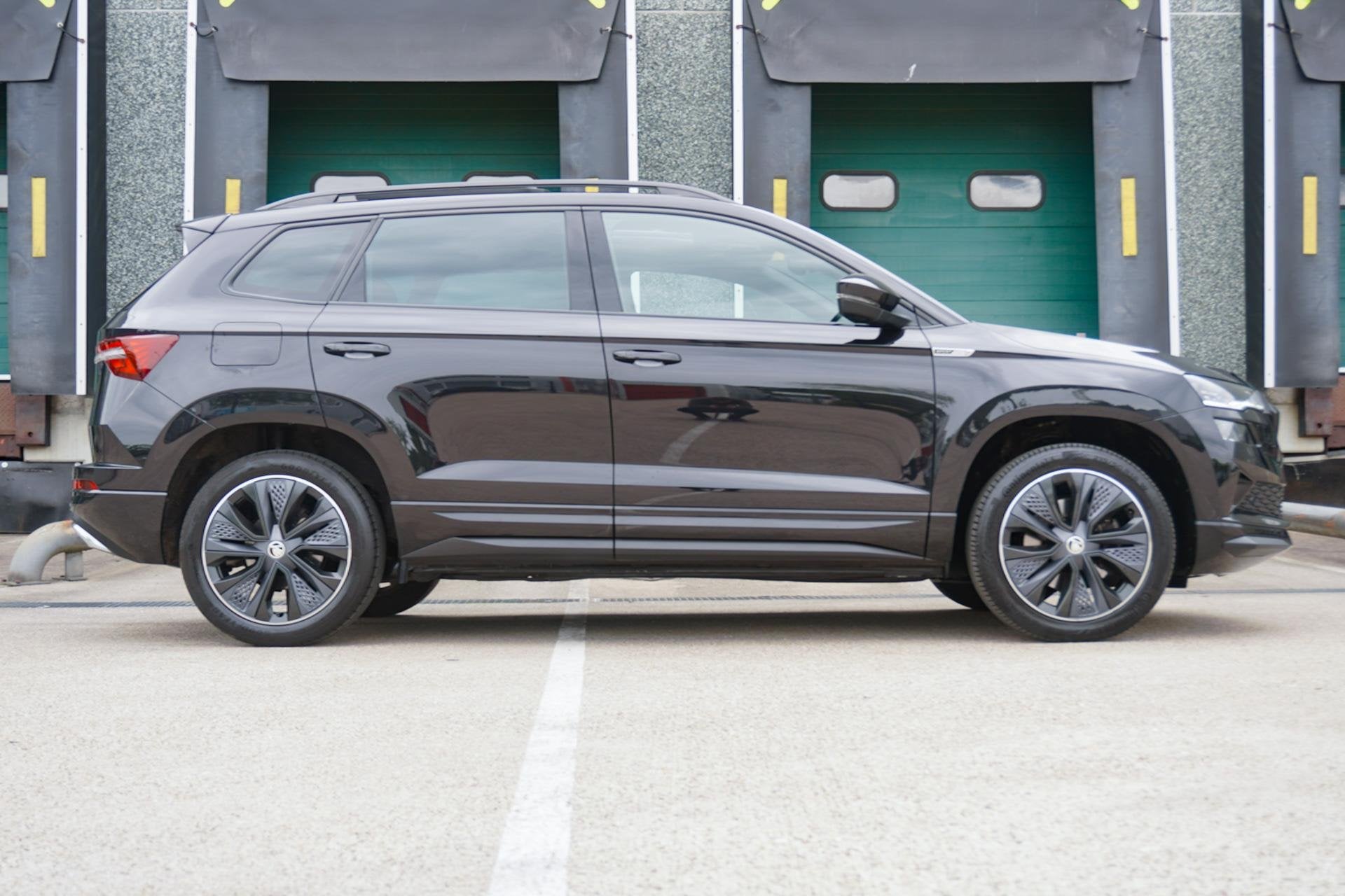 Skoda Karoq 1.5 TSI 150pk ACT Sportline Business | Trekhaak, 12 maanden, Stof, 4 cilinders, Zwart
