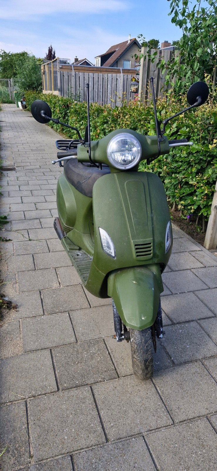 Groene scooter met voorscherm, Ophalen