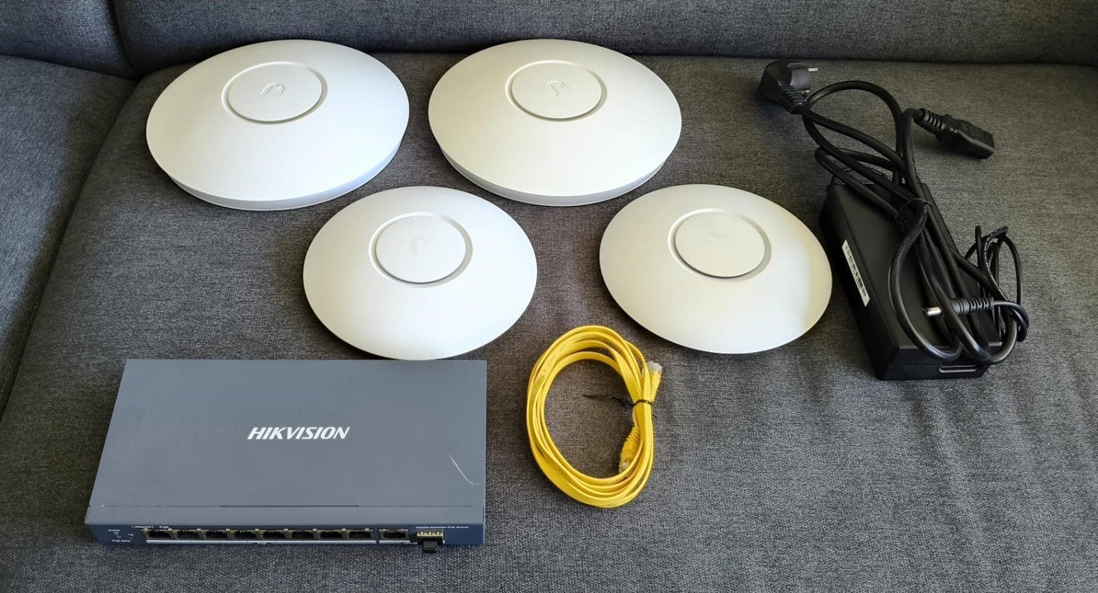 Unifi 4 stuks accesspoints en Hikvision hub, Ophalen of Verzenden, Zo goed als nieuw, Unifi