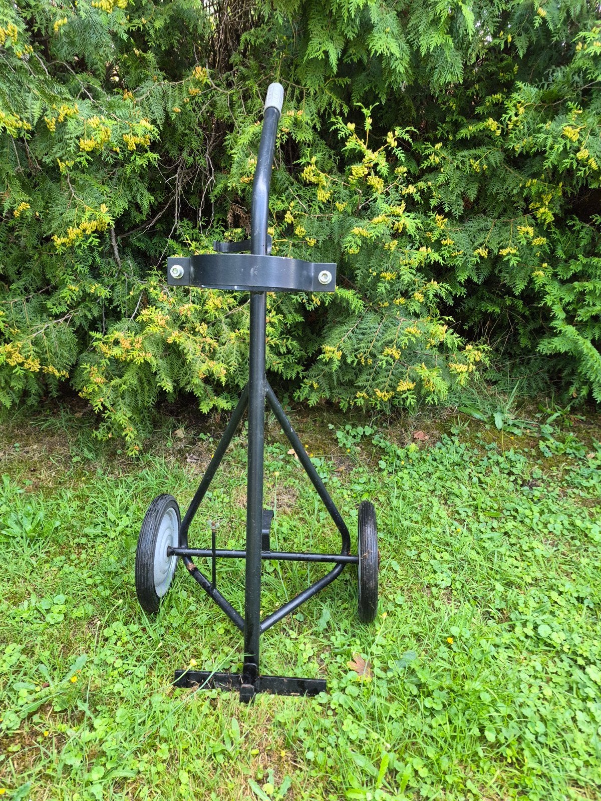 Zwarte gasfles trolley met wielen, Ophalen