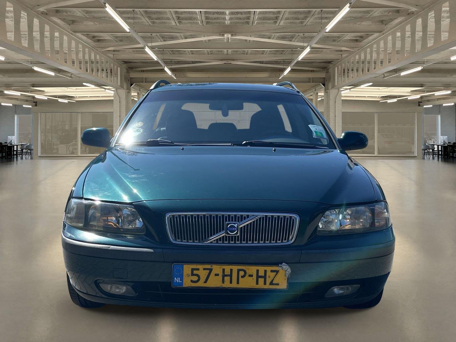 Volvo V70 2.4 Comfort Line Automaat nieuwe APK Rijklaar Blij, Auto's, Volvo, Stof, 129 €/maand, Electronic Stability Program (ESP)