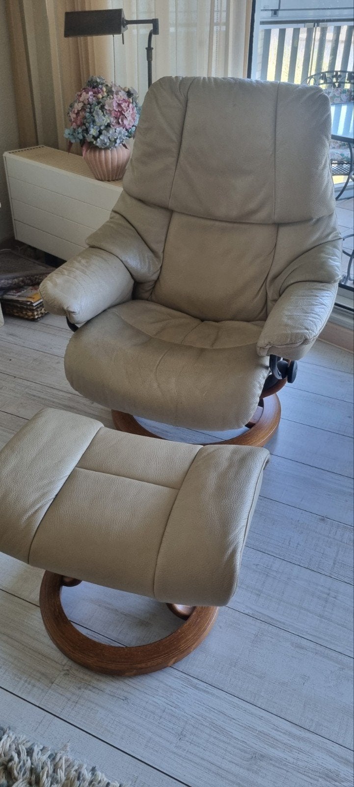 Stressless Reno fauteuil met voetenbank - Beige leer, Ophalen, Gebruikt, 75 tot 100 cm, 75 tot 100 cm