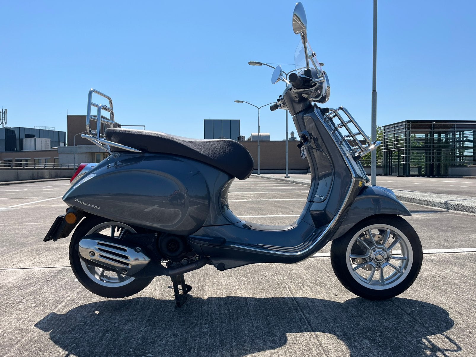 Vespa Primavera Touring 50 2021 Grijs - Nieuwstaat - 2090km, Ophalen, Overige modellen, Maximaal 45 km/u, Vespa - Official Dealer Schakelaar Zwolle