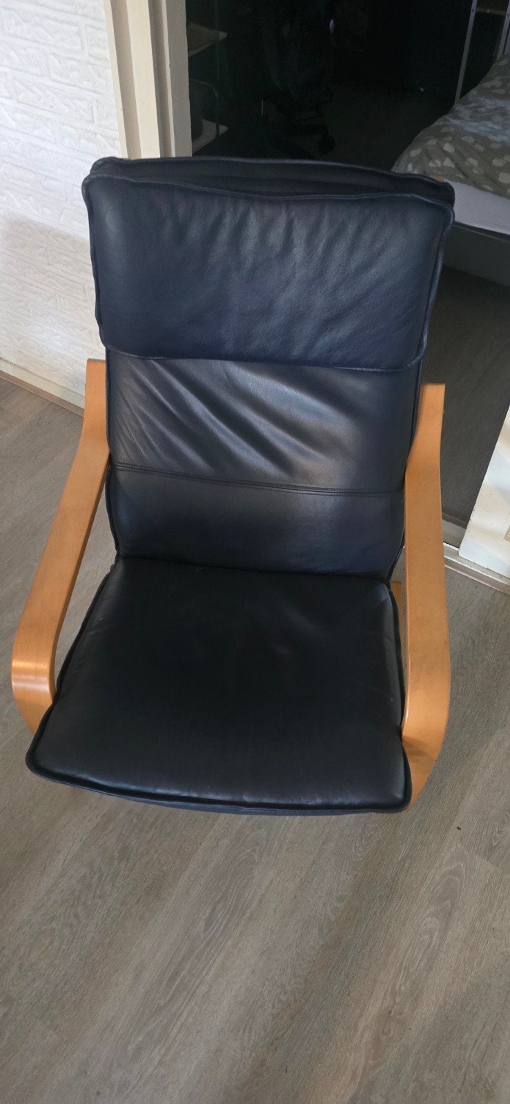 IKEA POÄNG fauteuil – zwart leer – houten frame, Huis en Inrichting, Ophalen, Gebruikt, Zwart, Modern comfort