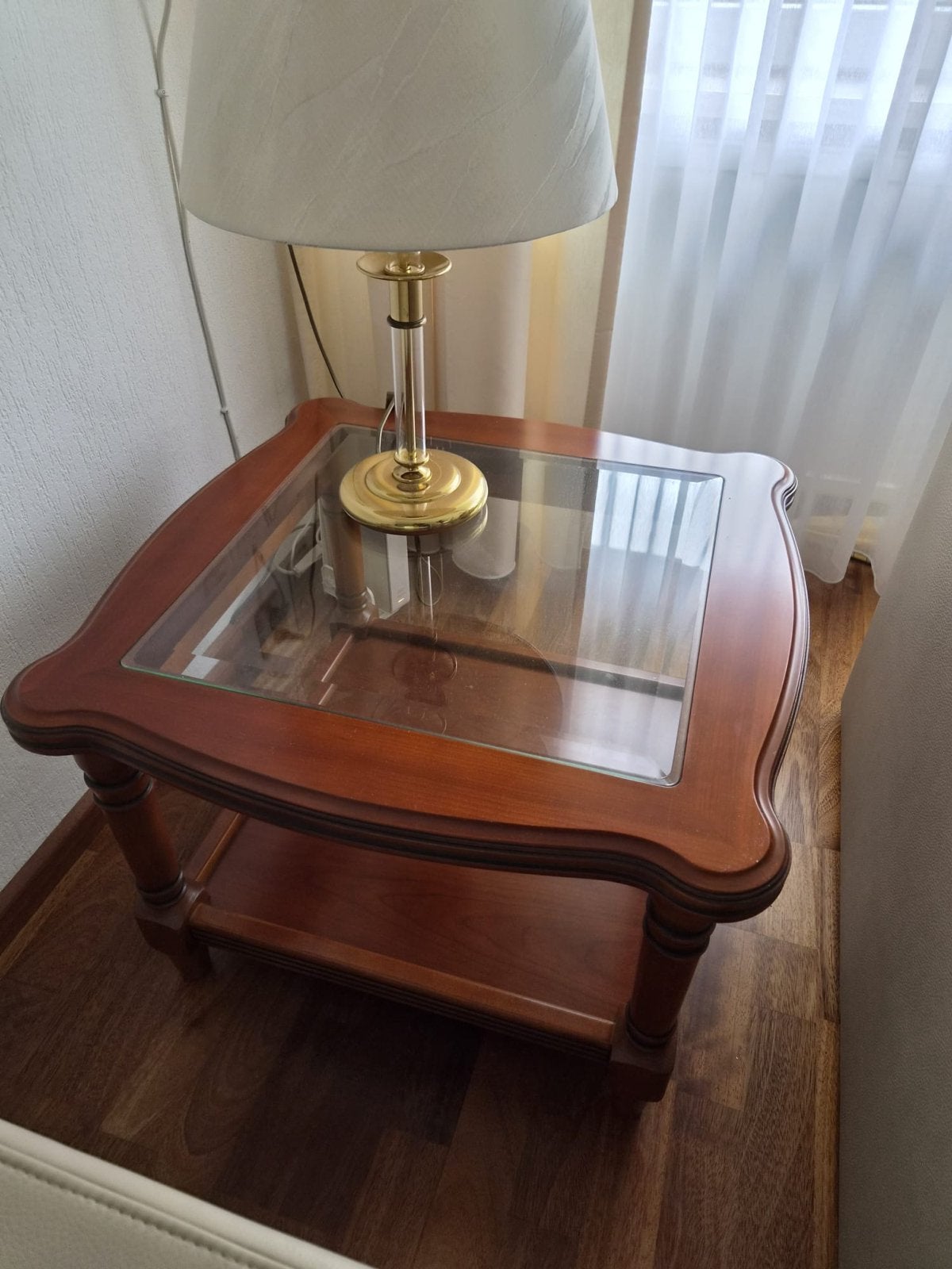 Klassieke bijzettafel met glazen blad en tafellamp, Gebruikt, Vierkant, 55 tot 75 cm, Hout