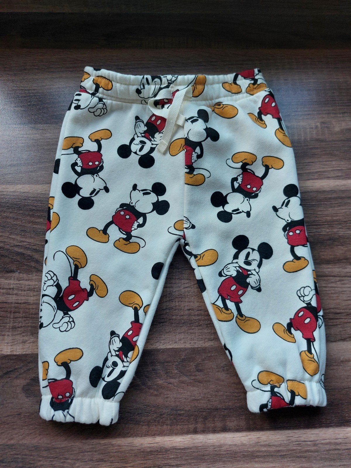 Disney Mickey Mouse joggingsbroek maat 74 in nieuwstaat, Broekje, Ophalen of Verzenden, Zo goed als nieuw, Primark