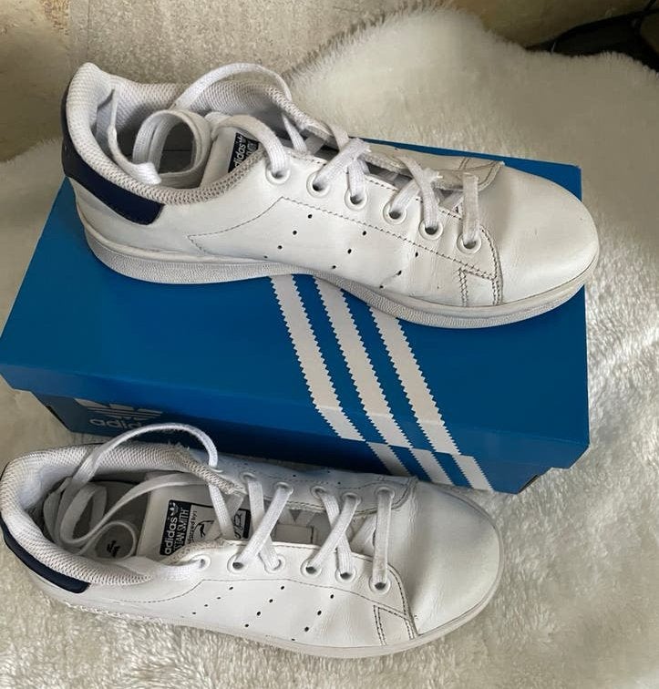 Adidas Stan Smith J sneakers wit/blauw, Ophalen of Verzenden, Zo goed als nieuw, Jongen of Meisje, Sportschoenen