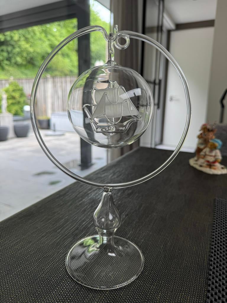 Geblazen glazen bootje in bol op standaard, Ophalen