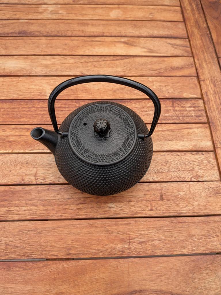 Gietijzeren theepot met zeef, Theepot/fluitketel, Ophalen of Verzenden, Zo goed als nieuw, Zwart