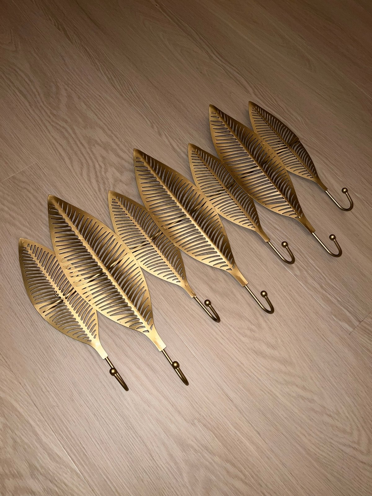 Gouden wandkapstok met veren design, Huis en Inrichting, Woonaccessoires | Kapstokken, Ophalen, Wandhaken, Zo goed als nieuw, Minder dan 100 cm