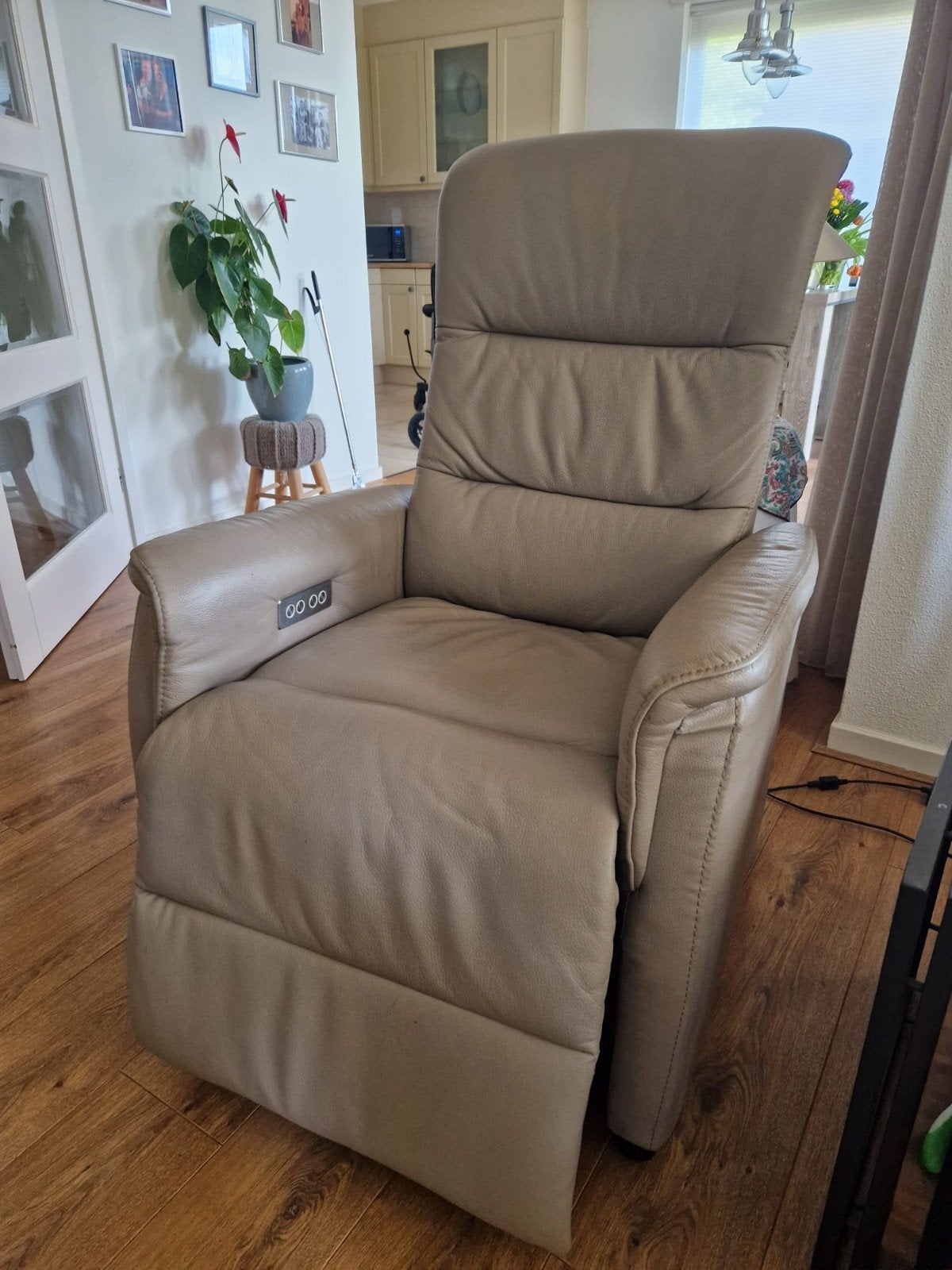 Sta op stoel Electrisch kleur beige 1x, Huis en Inrichting, Fauteuils, Ophalen, Zo goed als nieuw, 50 tot 75 cm