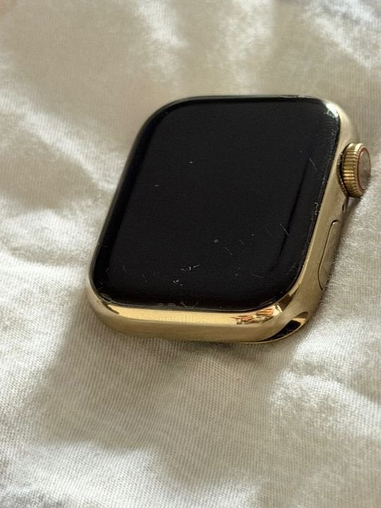 Gold Stainless Apple watch 9 with nike band, Ophalen, Zo goed als nieuw, Geel, IOS