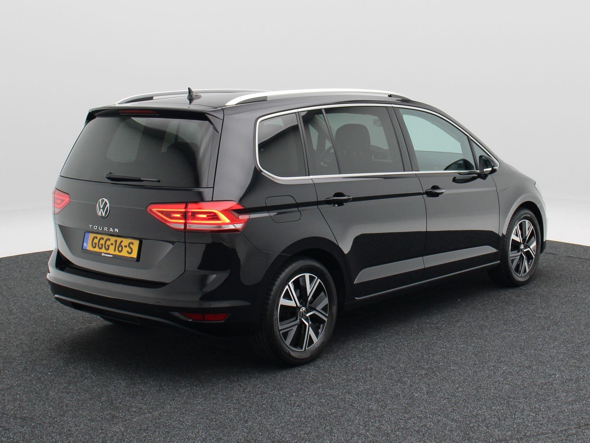 Volkswagen Touran 1.5 TSi 150Pk Highline 7p | Stoelverwarmin, Dealer onderhouden, 15 km/l, 4 cilinders, 150 pk