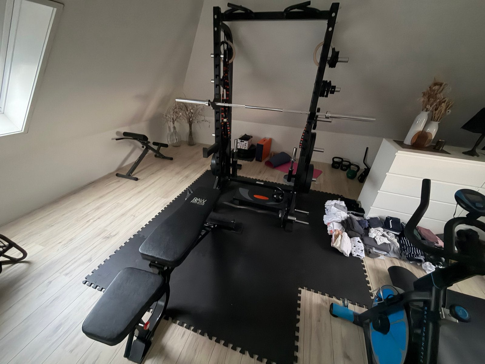 Raw Fitness Krachtstation compleet met 170+kg aan plates, Ophalen, Zo goed als nieuw, Armen, Fitnessbank