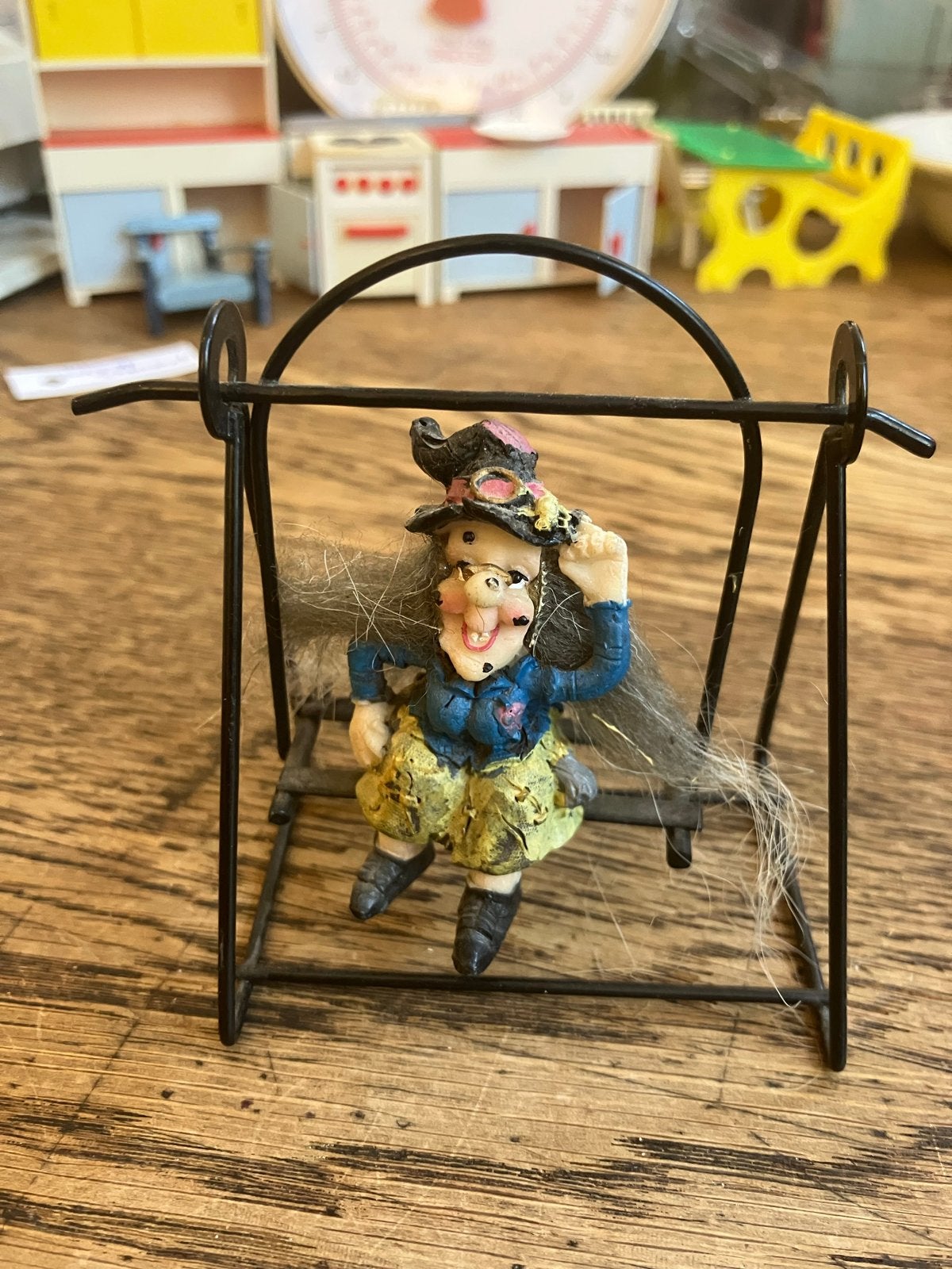 Heks op schommel - Decoratiebeeldje, Verzamelen, Poppetjes en Figuurtjes, Ophalen of Verzenden, Gebruikt