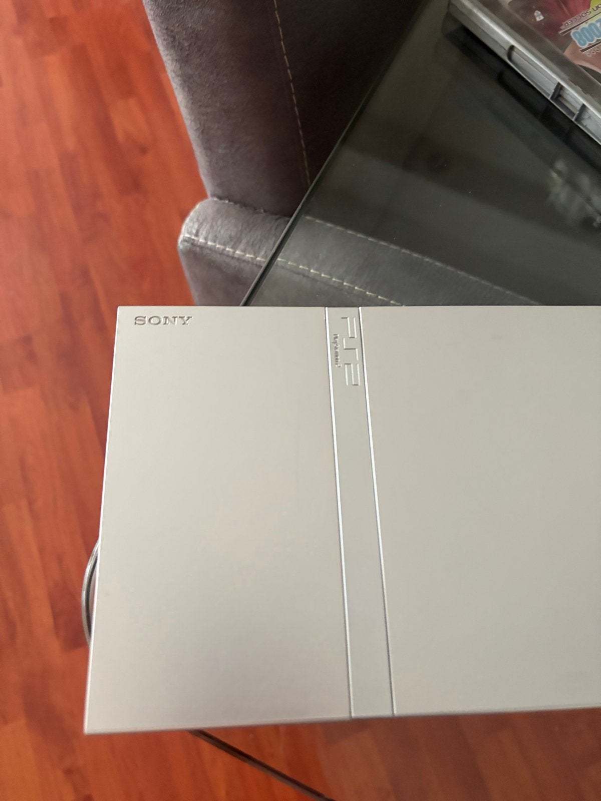 Sony PlayStation 2 Slim Zilver met 2 controllers, Spelcomputers en Games, Spelcomputers | Sony PlayStation 2, Ophalen, Gebruikt