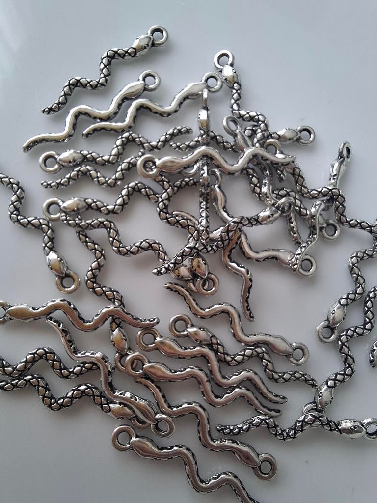 33 stuks bedels hangers klein slang metaal zilver grijs, Ophalen of Verzenden, Nieuw, Bedel